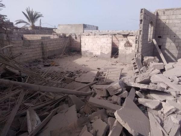 شاهد -  قصف صاروخي إرهابي حوثي على حي سكني في الحديدة يخلف دمارا واسعا 