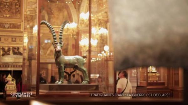 قناة فرنسية تفضح آل ثاني: تمثال أثري مسروق من اليمن ضمن مقتنيات أمير قطري