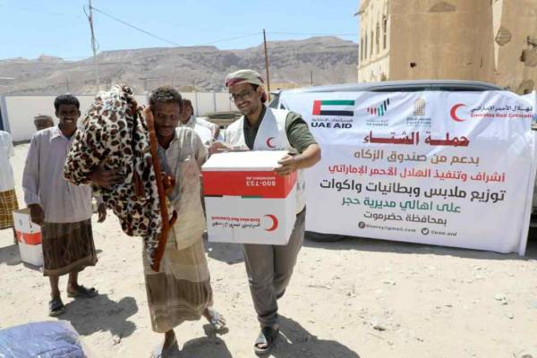 الهلال الإماراتي يوزع مساعدات شتوية على اهالي مديرية حجر بمحافظة حضرموت