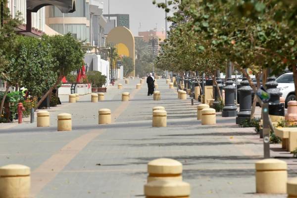 حظر تجول كامل في الرياض وعدة مدن سعودية والكويت تعزل منطقتين لمواجهة جائحة كورونا
