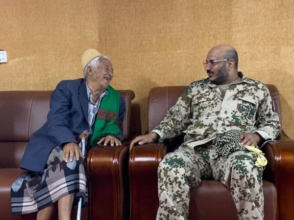 العميد طارق صالح يلتقي الشيخ عبدالغني زامط شيخ الوازعية