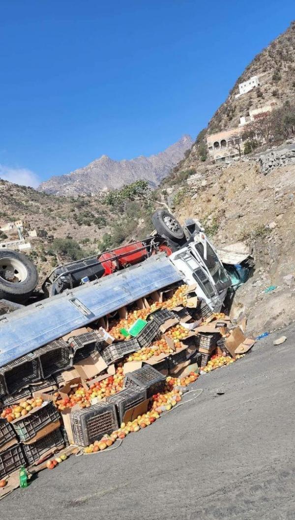انقلاب ناقلة محملة بالطماطم وموت سائقها في حيفان 