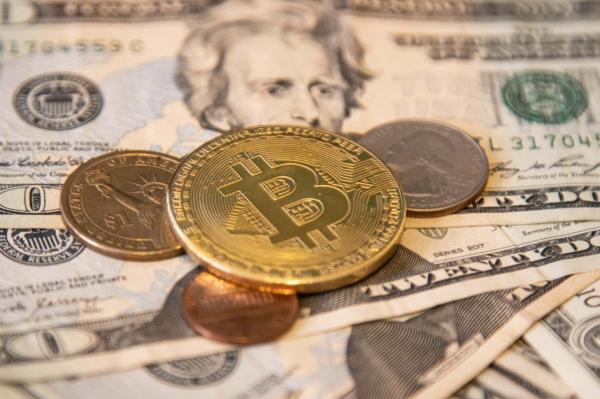 الدولار يستهل 2024 بارتفاع.. والبتكوين تتجاوز 45 ألف دولار