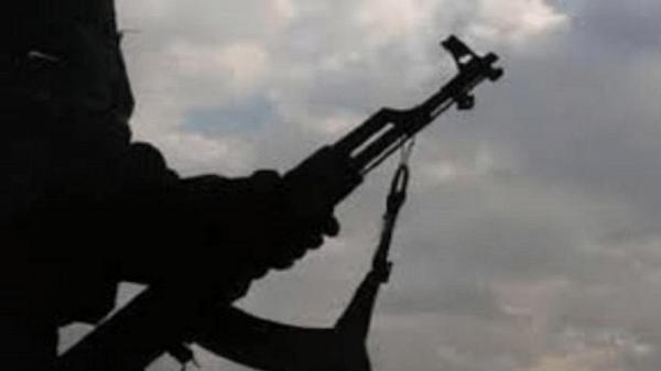 قيادي حوثي يعتدي على نساء في إب