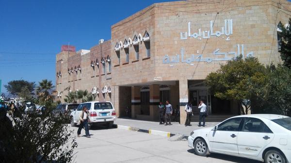 ميكروسكوب لـ180 طالبا ومحاليل منتهية في كلية العلوم الطبية بجامعة تعز بالتربة