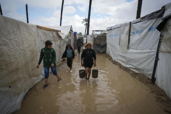 شخصيات فلسطينية تطالب عباس بتسلم حكم غزة