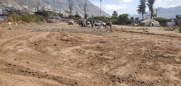 قيادات حوثية ونافذون من العيار الثقيل يعتدون على أرضية في حرم جامعة إب