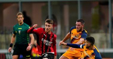 ميلان يُسقط روما بثلاثية ويواصل مطاردة الإنتر على صدارة الدوري الإيطالي
