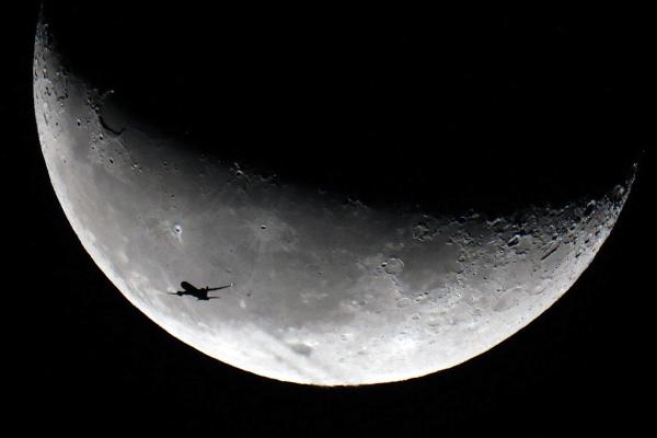 «ناسا» تعرض فرصة لإرسال اسمك إلى القمر هذا العام