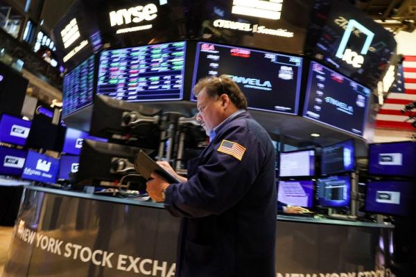 أسهم وول ستريت تنهي جلسة متقلبة على ارتفاع طفيف