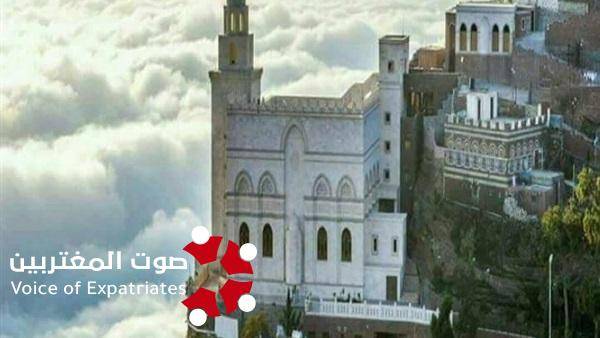 شاهد صور مذهلة وكانها ليست في اليمن.. القرية البديعة التي تعيش فوق السحاب ولم تمطر منذ الازل.. ماذا تعرف عن قرية الحطيب؟