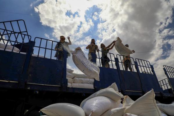 أغنياء وميسورين يسطون على مساعدات الفقراء في النادرة "إب"