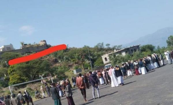 مسلحون قبليون يحاصرون مقراً لمليشيا الحوثي في إب