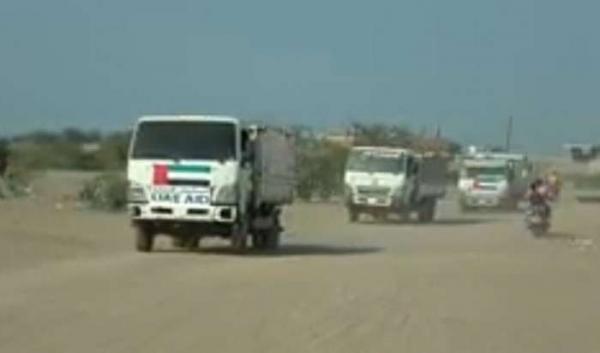 الهلال الإماراتي يوزع مساعدات غذائية على نازحي مخيم العليلي بالخوخة