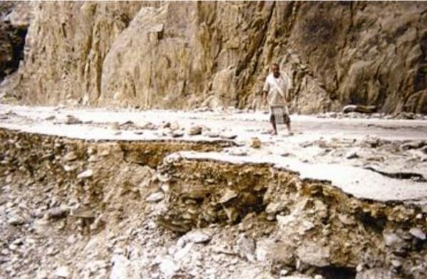 المليشيات الحوثية تفجر عقبة الحلحل بلودر