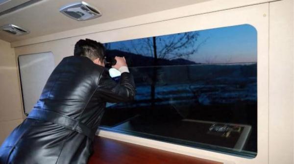 زعيم كوريا الشمالية يشرف على اختبار صاروخ أسرع من الصوت