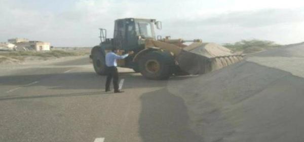 أبين... رفع الكثبان الرملية على الخط الدولي