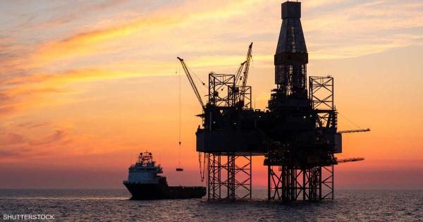 تصعيد البحر الأحمر يقفز بالنفط 4% وبرنت فوق 80 دولار للبرميل