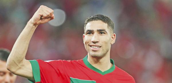 أشرف حكيمي ضمن التشكيل المثالي لعام 2022