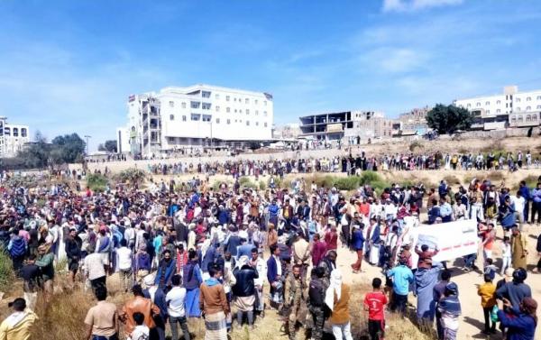 التربة تشيع الزبيدي إلى مقبرة الطيار وتطالب بإعدام القتلة 