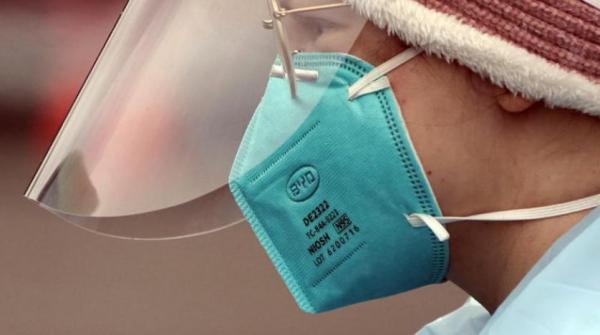 كم من الوقت يمكنك ارتداء قناع «إن 95» قبل استبداله؟