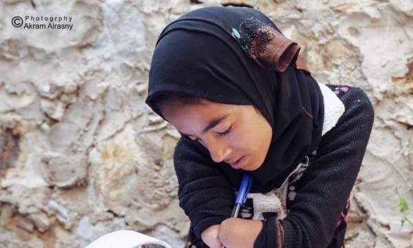 ميلشيا الحوثي بترت يديها.. طفلة يمنية تتحدى الإعاقة  - صورة و(تفاصيل)