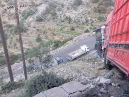 سائقو الشاحنات بتعز يهددوا بالإضراب