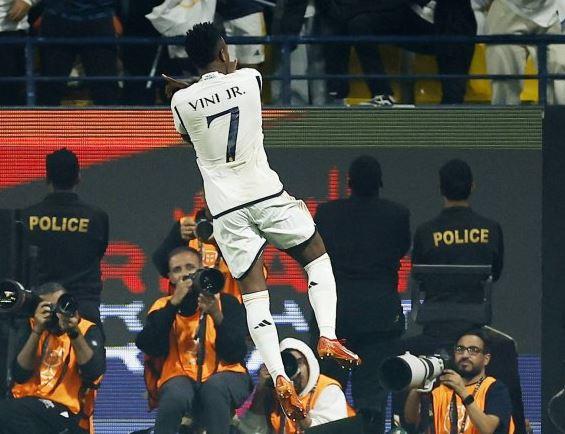 بعد الاحتفال في السوبر على طريقته الخاصة.. فينيسيوس: رونالدو مثلي الأعلى