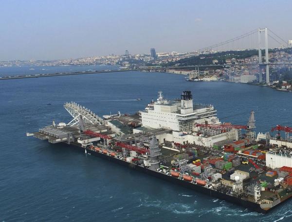 تعليق حركة السفن بمضيق البوسفور بعد جنوح سفينة