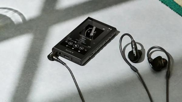 اجلب سماعتك السلكية واسترجع الذكريات.. "ووكمان" يعود من جديد