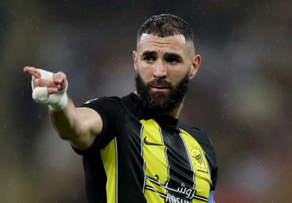 بنزيمة يتقدم بشكوى ضد وزير الداخلية الفرنسي بتهمة التشهير