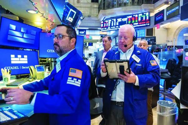 تذبذب الأسواق العالمية.. والتكنولوجيا تعزز الأسهم والنفط والذهب يتراجعان