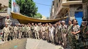 عقب الحديث عن ترتيبات لتحرير تعز.. قيادة الاخوان تبدأ عملية تدمير ونهب للأسلحة من مقرات الألوية 