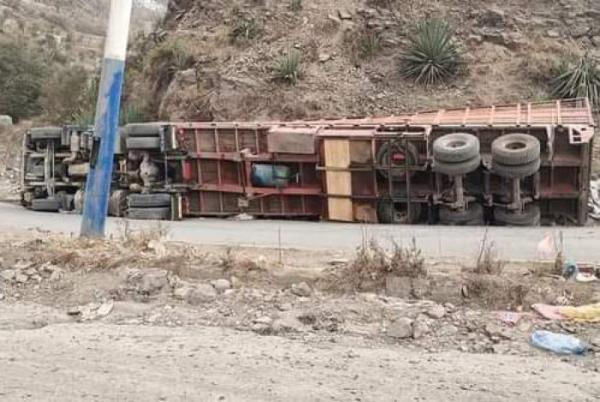 انقلاب قاطرة يقطع طريق تعز- إب