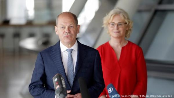 استقالة لامبريشت.. المعارضة تضغط وشولتس يعد بخليفة لها "قريبا جدا"