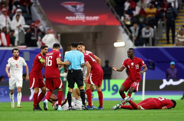 عفيف يقود قطر إلى الدور الثاني من كأس آسيا بالفوز على طاجيكستان