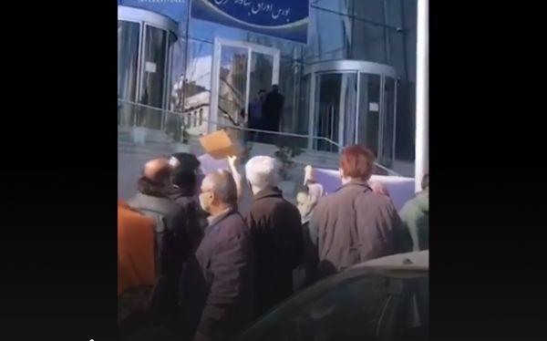 إيران من الداخل.. هتافات من قلب طهران بـ"الموت لروحاني"