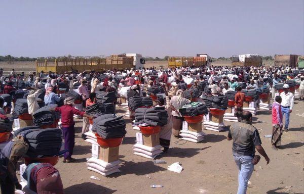 الصليب الأحمر يوزع مساعدات إغاثية في بيت الفقيه