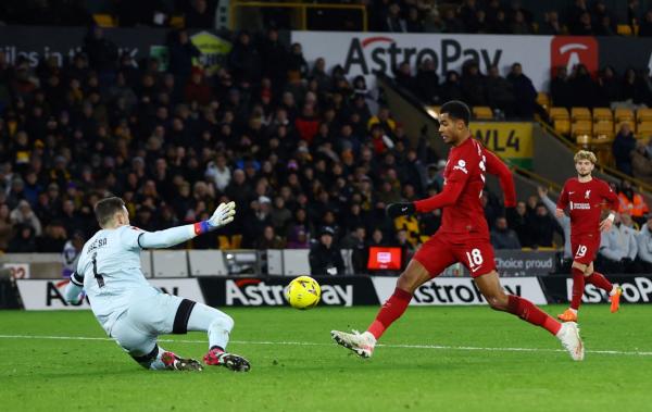 إليوت يقود ليفربول للفوز على ولفرهامبتون في‭ ‬مباراة الإعادة