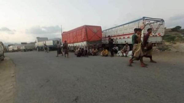 مسلحو الصبيحة تواصل احتجاز الشاحنات بطريق  تعز ـ وعدن