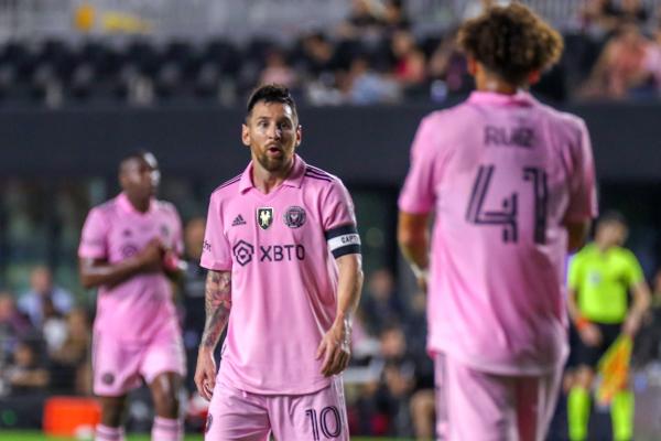 بسبب ميسي.. فتاة تتصدر الحدث في السلفادور