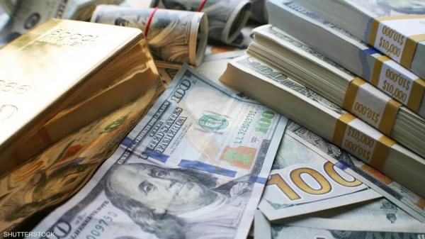 الذهب يتألق لكن صعود الدولار يكبح من المكاسب