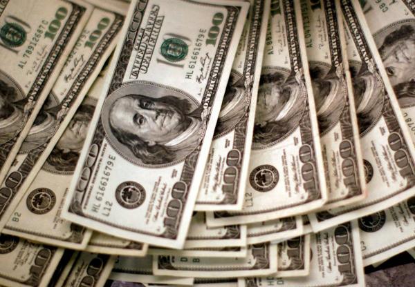 الدولار يتجه لتحقيق مكاسب للأسبوع الثاني مع تراجع توقعات خفض الفائدة