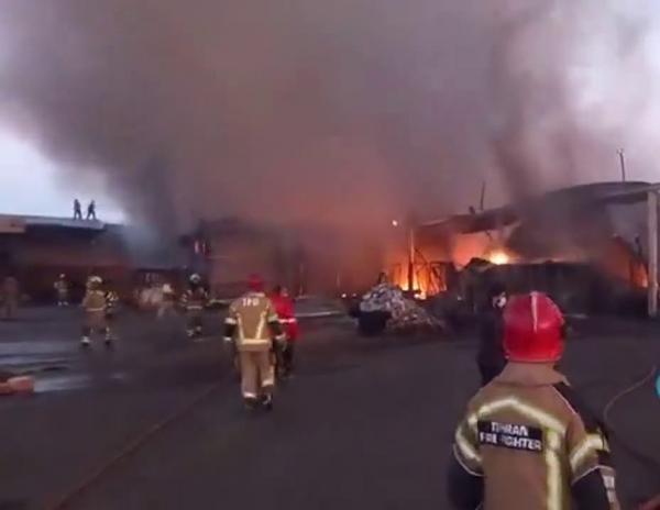 حريق هائل يغلق محطة مترو بالعاصمة طهران