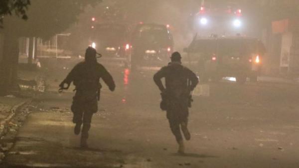 عنف يضرب مهد ما يسمى "الربيع العربي"..  ووزير الدفاع يصفها بأعمال "شغب ونهب"