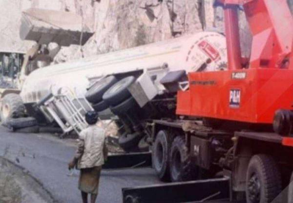 انقلاب قاطرة غاز تسبب بانقطاع الطريق الرابط بين صنعاء والحديدة