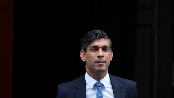 تغريم رئيس وزراء بريطانيا لخلعه حزام الأمان