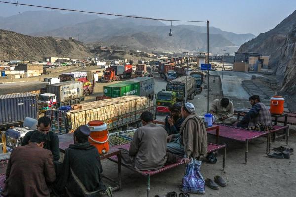 إغلاق معبر «تورخام» لليوم الثامن يوقف الأنشطة التجارية بين أفغانستان وباكستان