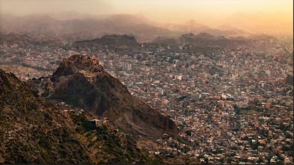 القبض على مطلوبين اعتديا على امرأة بالضرب المبرح في تعز 