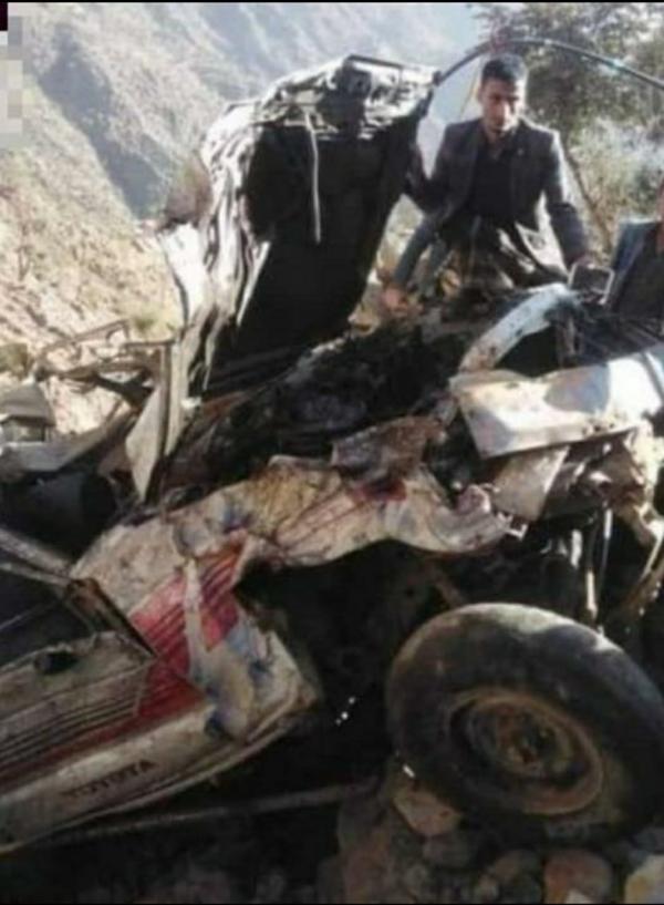 سقوط سيارة من أعلى جبل بذمار يخلف خمسة قتلى